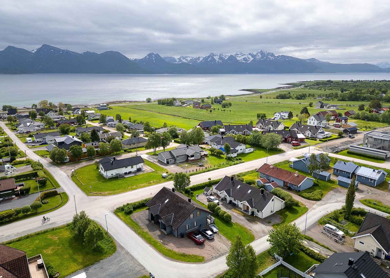 Eiendommen ligger i Øvre Myrland boligfelt, ca. 2 km sør for Sortland sentrum. Solåpen beliggenhet i etablert og barnevennlig boligområde. Galleribilde