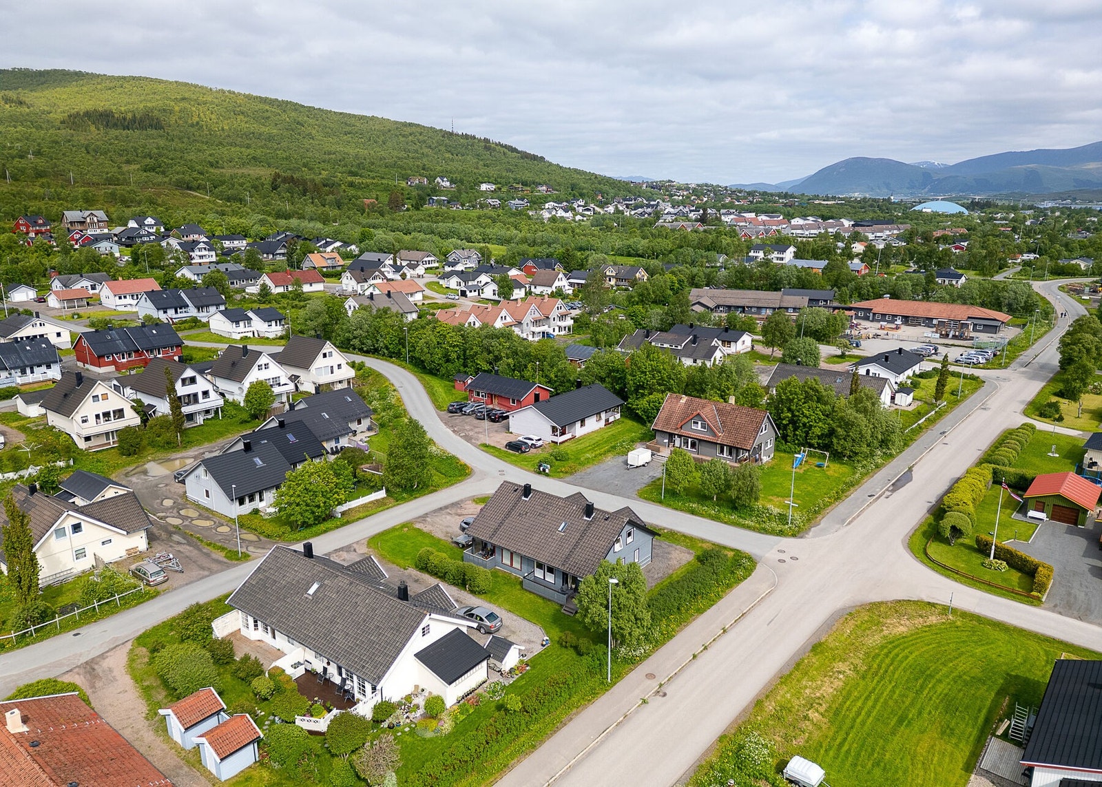 Barnevennlige omgivelser med nærhet til hverdagsfasiliteter, sentrum og utmark. Galleribilde