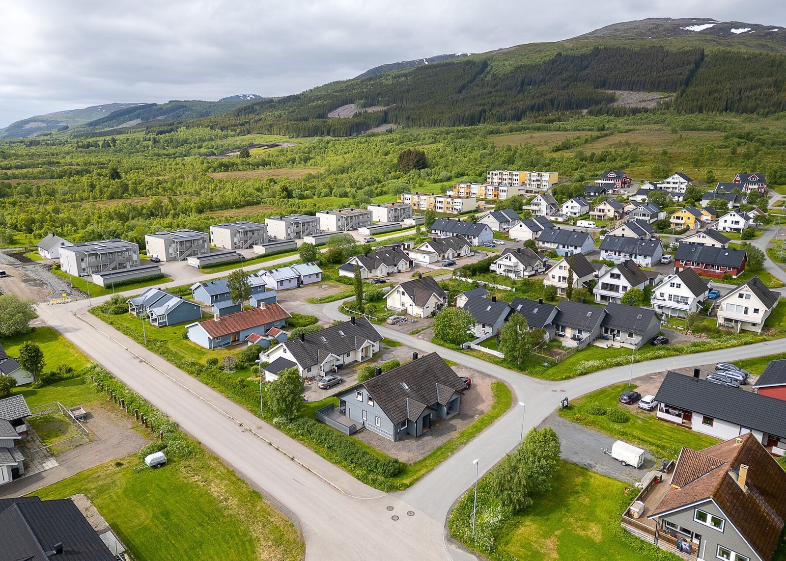 Eiendommen sett fra lufta og nærområdet rundt. Galleribilde