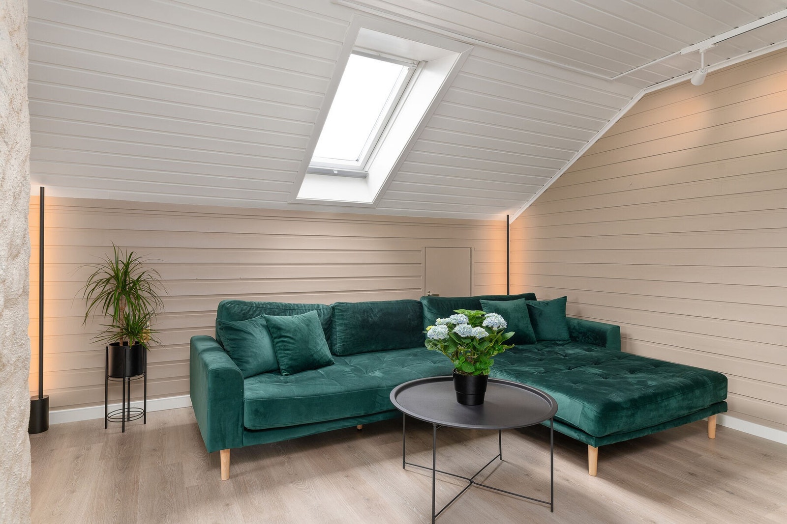 Koselig loftstue i 2. etasje. Mye lagringsplass i kneloft. Galleribilde