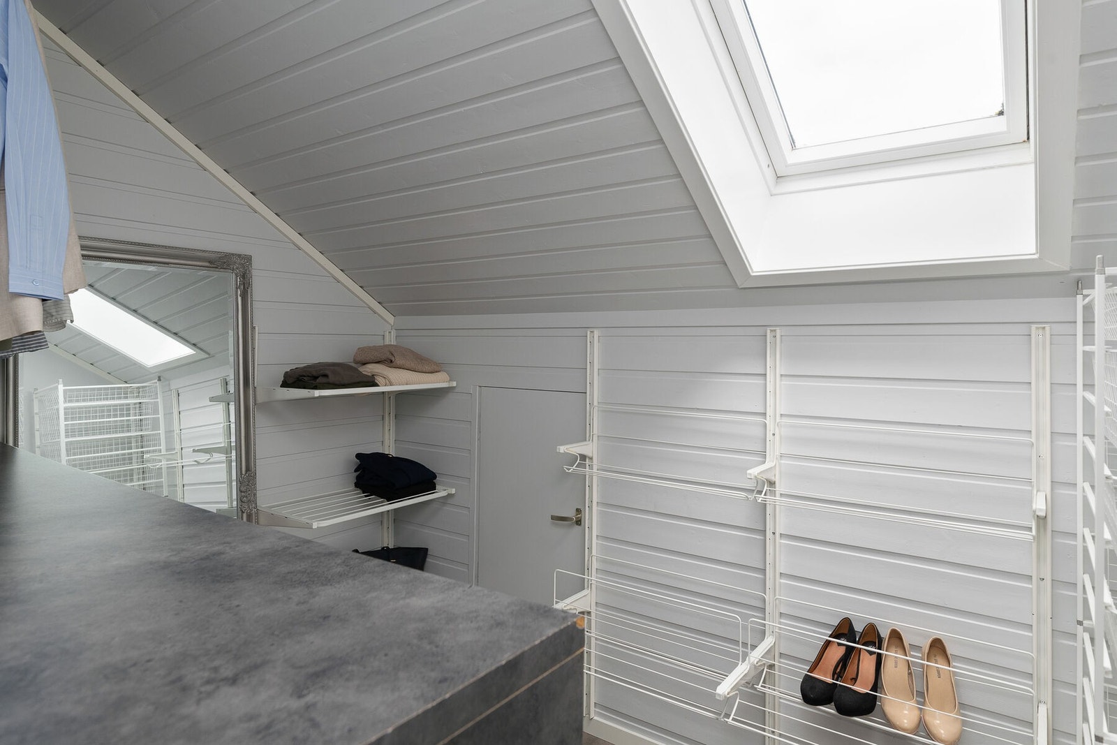 Walk-in-closet med takvindu. Galleribilde