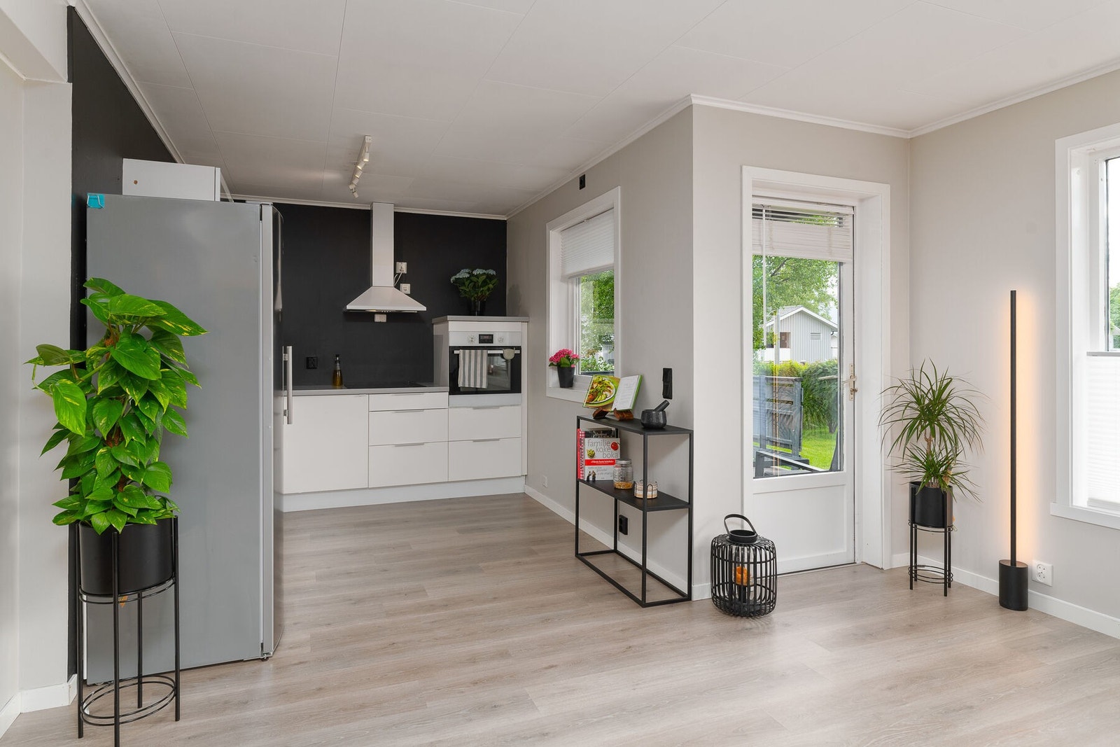 Åpen løsning mellom stue og kjøkken gir en åpen og god romfølelse. Galleribilde