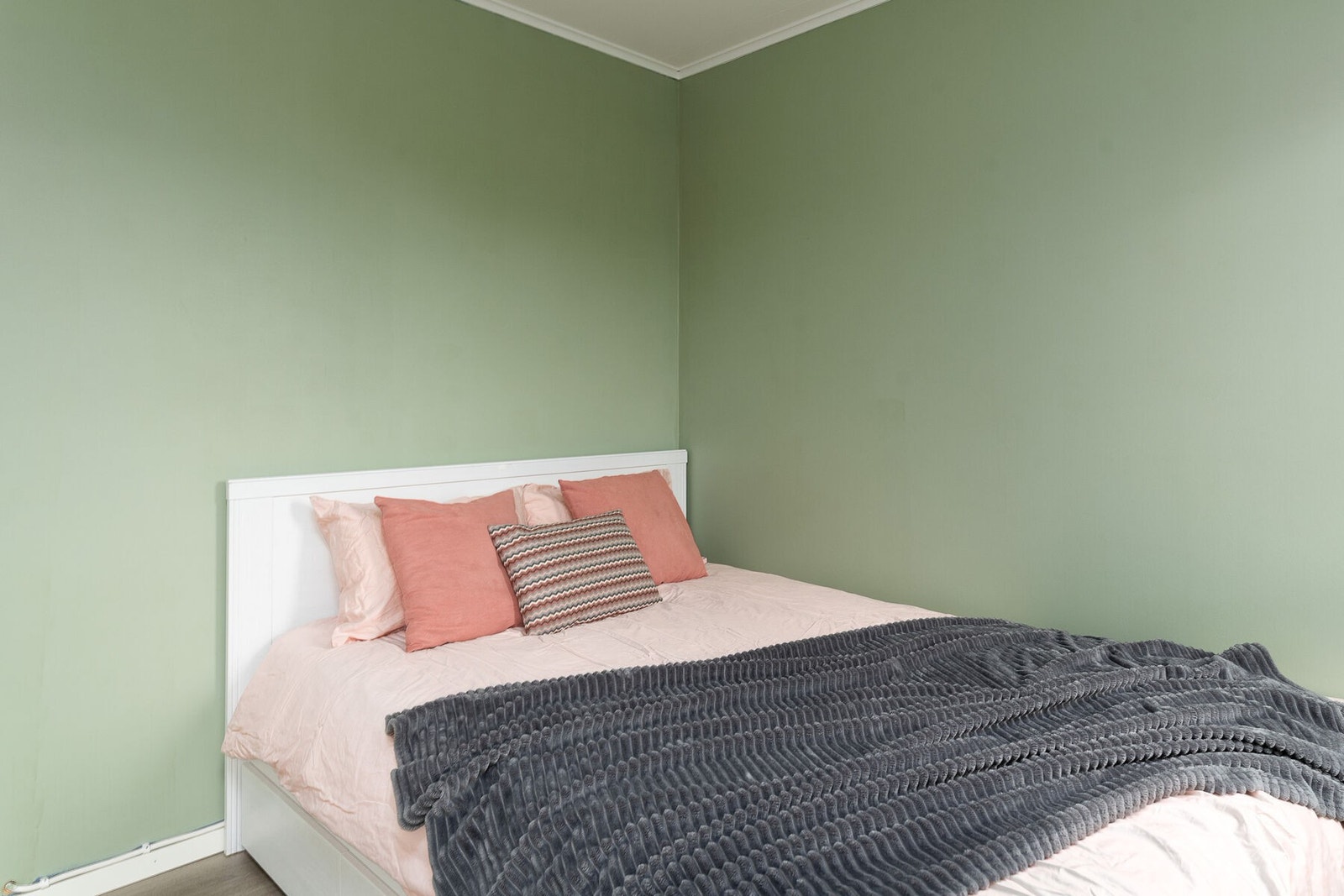 Soverom nummer 1 er malt i en behagelig grønn farge. Galleribilde