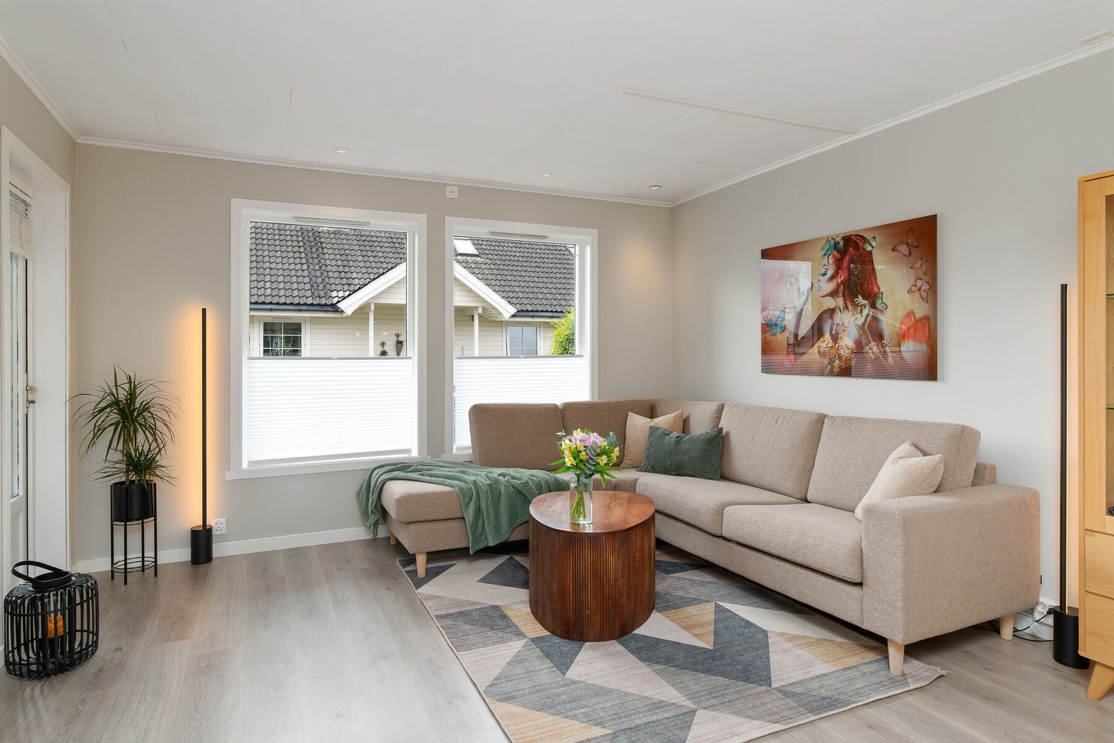 Store vinduer slipper inn mye naturlig lys. Stedvis spotbelysning i taket. Galleribilde