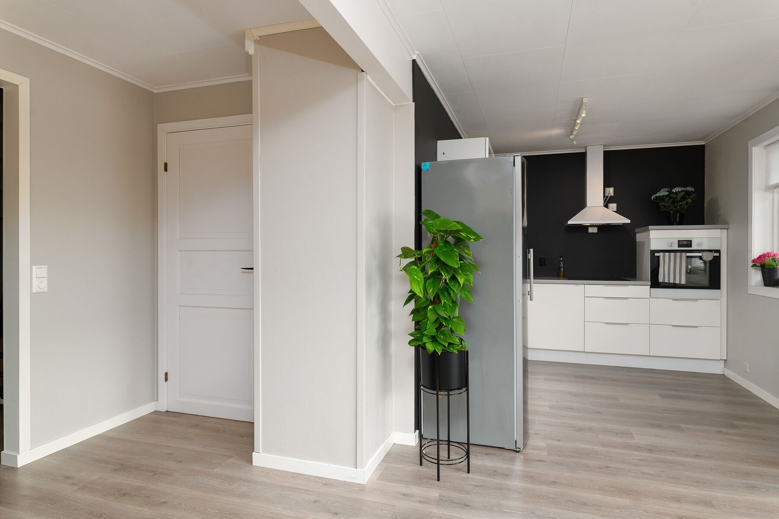 Inn døren er soverom nr. 1. Blomster og vase levert av Sylvias Blomsterhjørne (betalt partnerskap med selger) Galleribilde