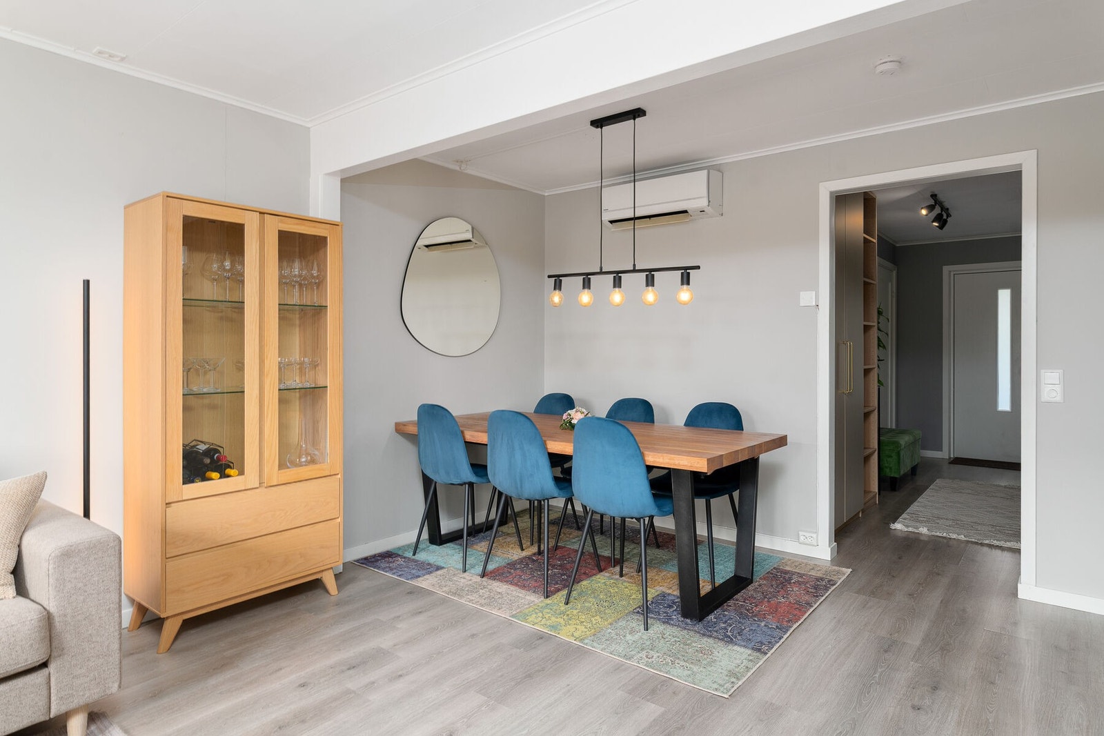 Lys og trivelig stue med tidsriktige overflater. Oppvarming med varmepumpe. Galleribilde