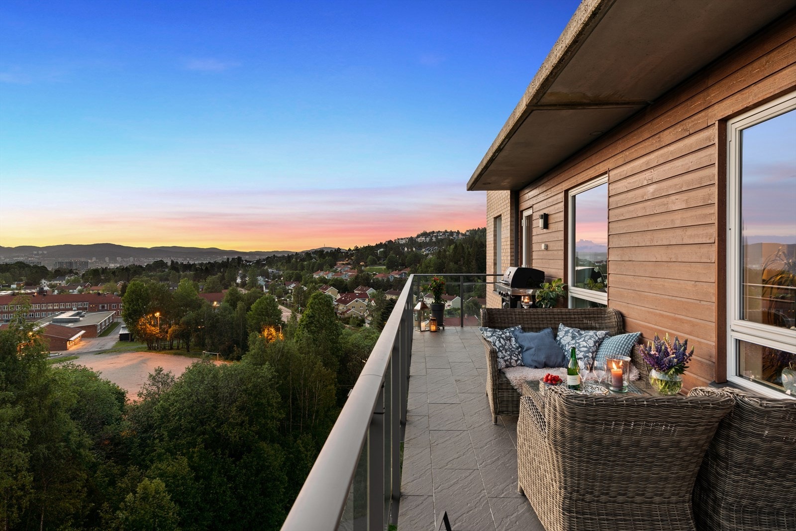 Det er god plass til både utemøbler og grill. Galleribilde