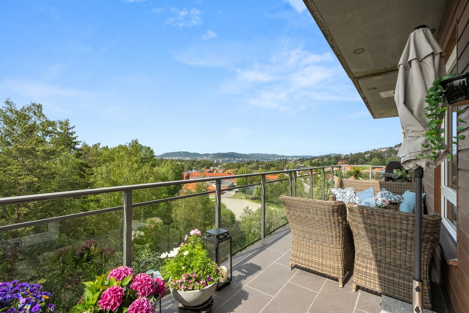 Leiligheten har en stor flislagt balkong på 18 kvm. Galleribilde