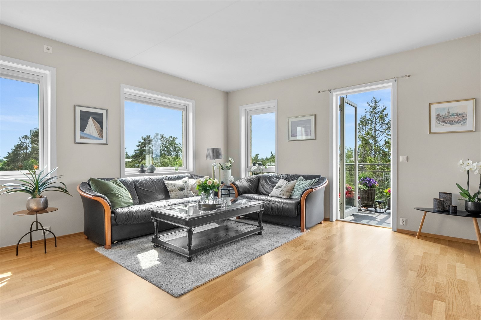 Fra stuen har du direkte utgang til den store balkongen. Galleribilde