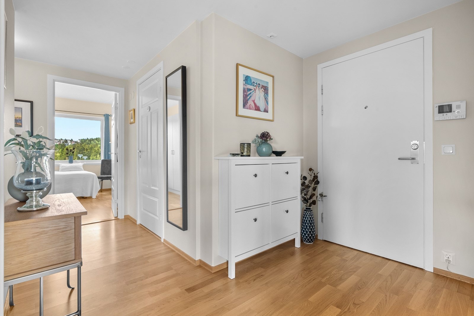 Tilbake i leiligheten tar vi turen til entréen. Entréen i leiligheten er både romslig og innbydende, og setter tonen for resten av leiligheten. Galleribilde