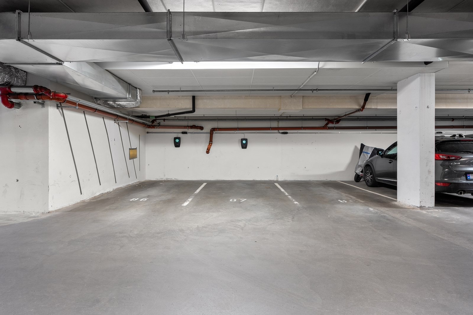 Leiligheten disponerer parkeringsplass i felles garasjeanlegg som medfølger. Det er montert elbil-lader. Galleribilde