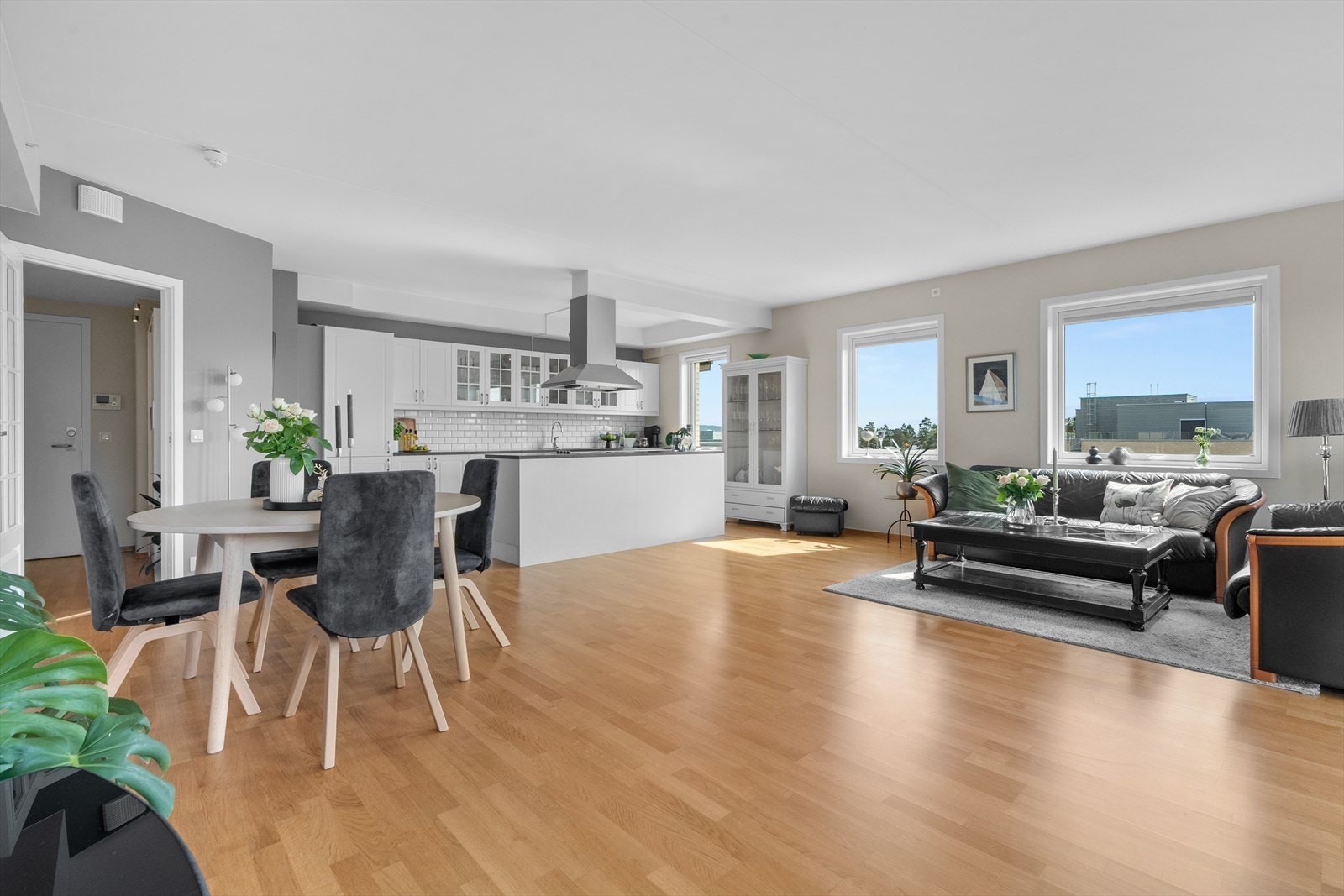 Det generøse stuearealet gir mange muligheter for møblering i flere soner, og du kan enkelt innrede med både spisebord, sofagruppe og annen ønsket innredning. Galleribilde