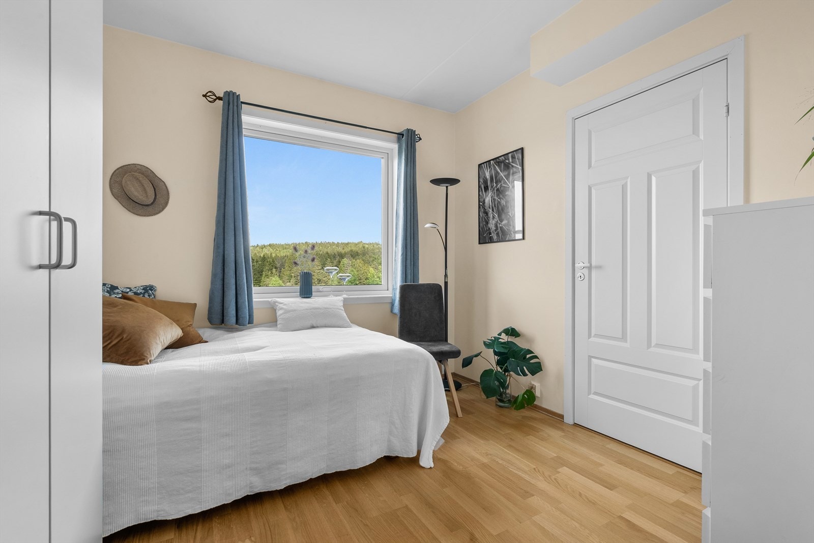 Alle soverommene gir en følelse av luftighet og komfort. Dette rommet har adkomst til en meget praktisk innvendig bod/garderobe med god plass til oppbevaring. Galleribilde