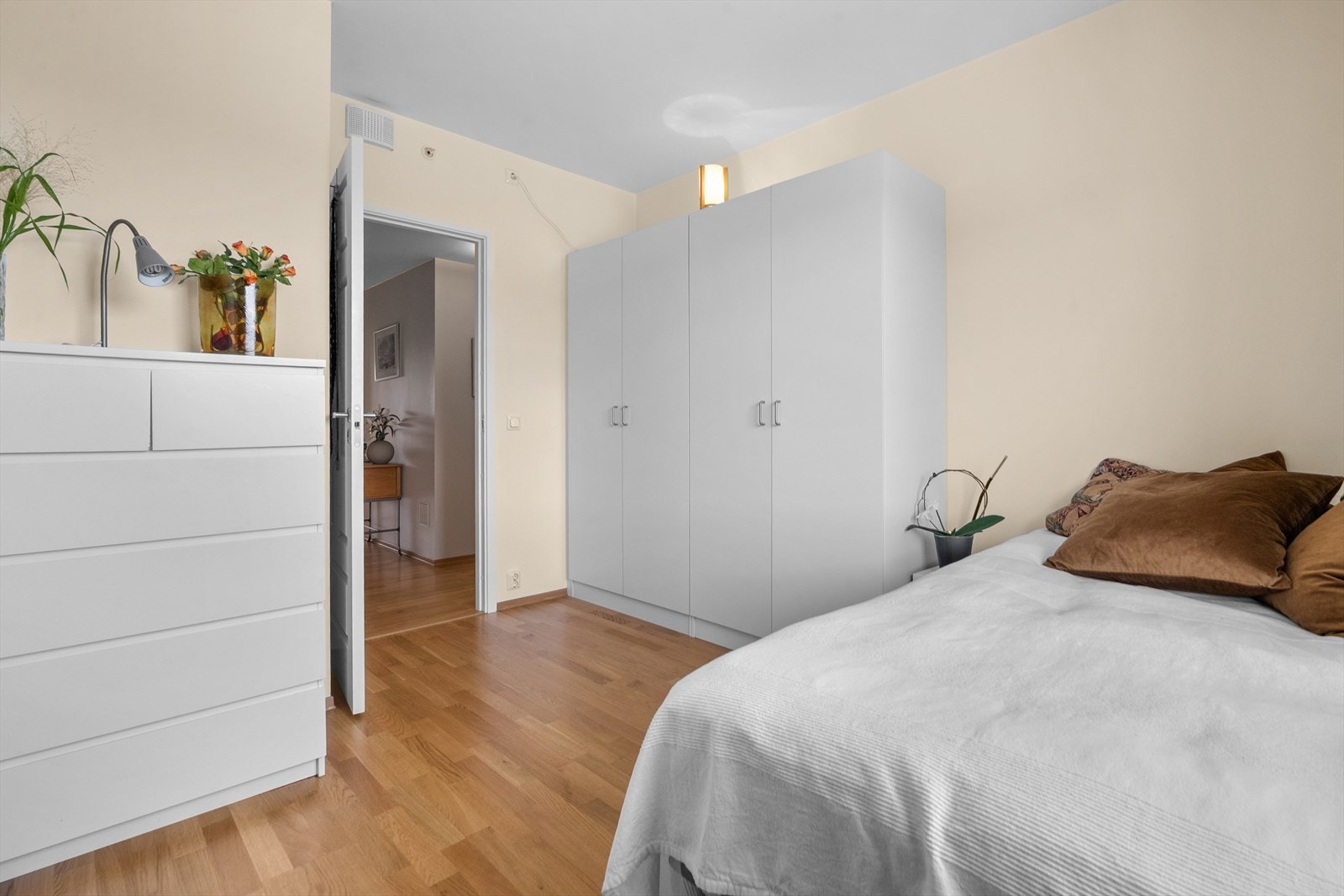 Rommet har i tillegg garderobeskap. Galleribilde