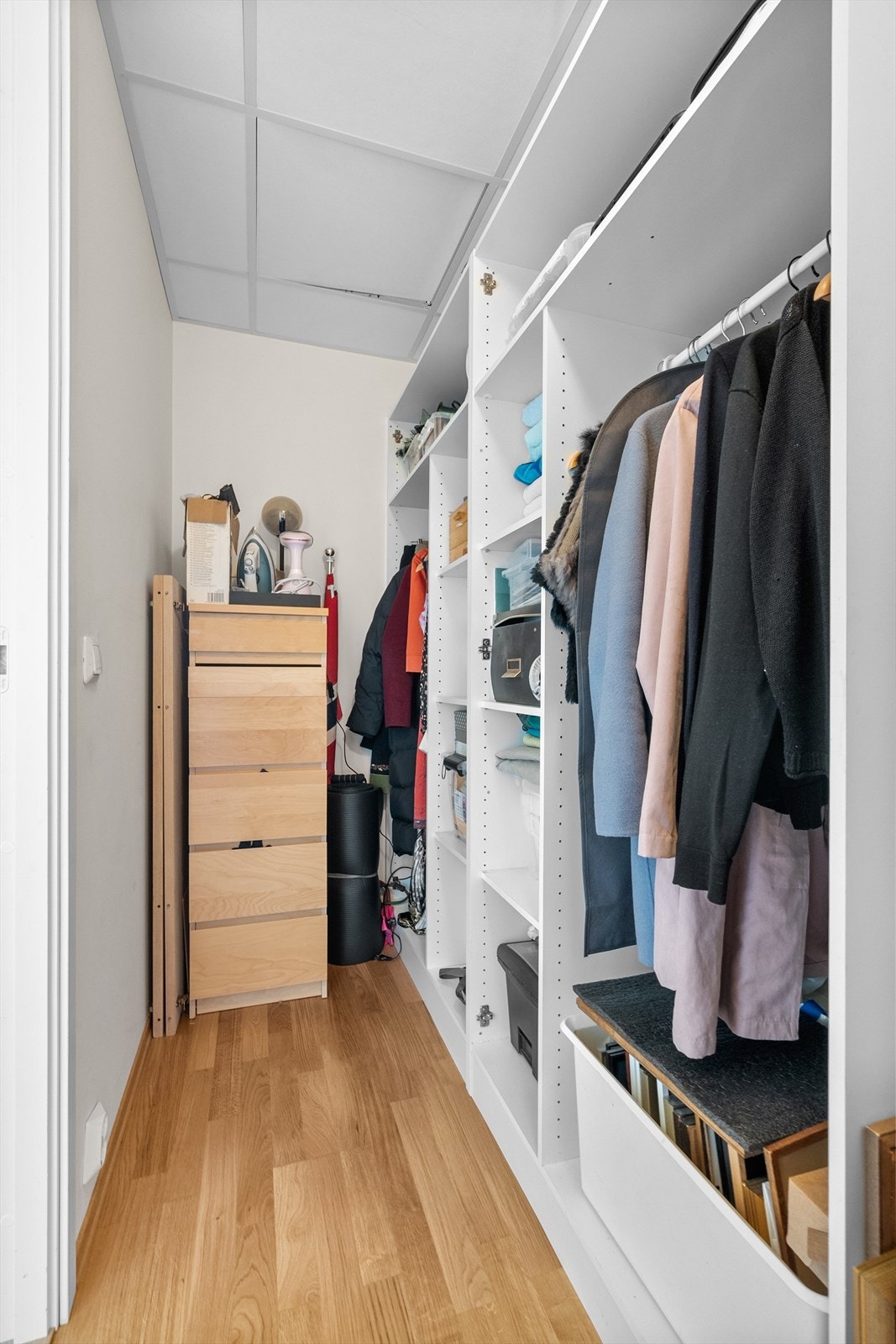 Bildet viser bod/garderobe med inngang fr det ene soverommet. Galleribilde