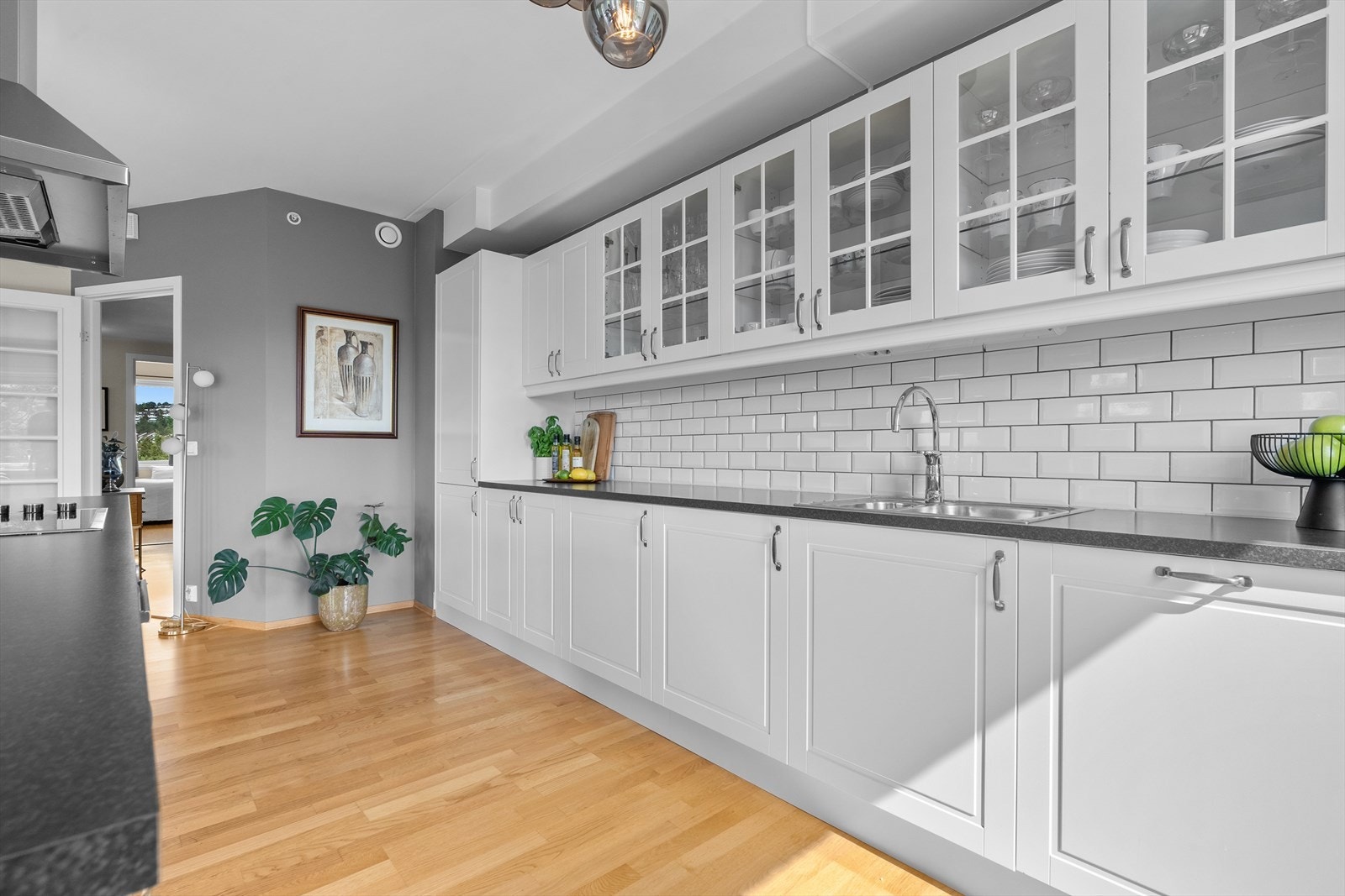 Kjøkkenet har en moderne innredning med glatte fronter. Kjøkkenet kombinerer funksjonalitet med et lekkert design. Galleribilde