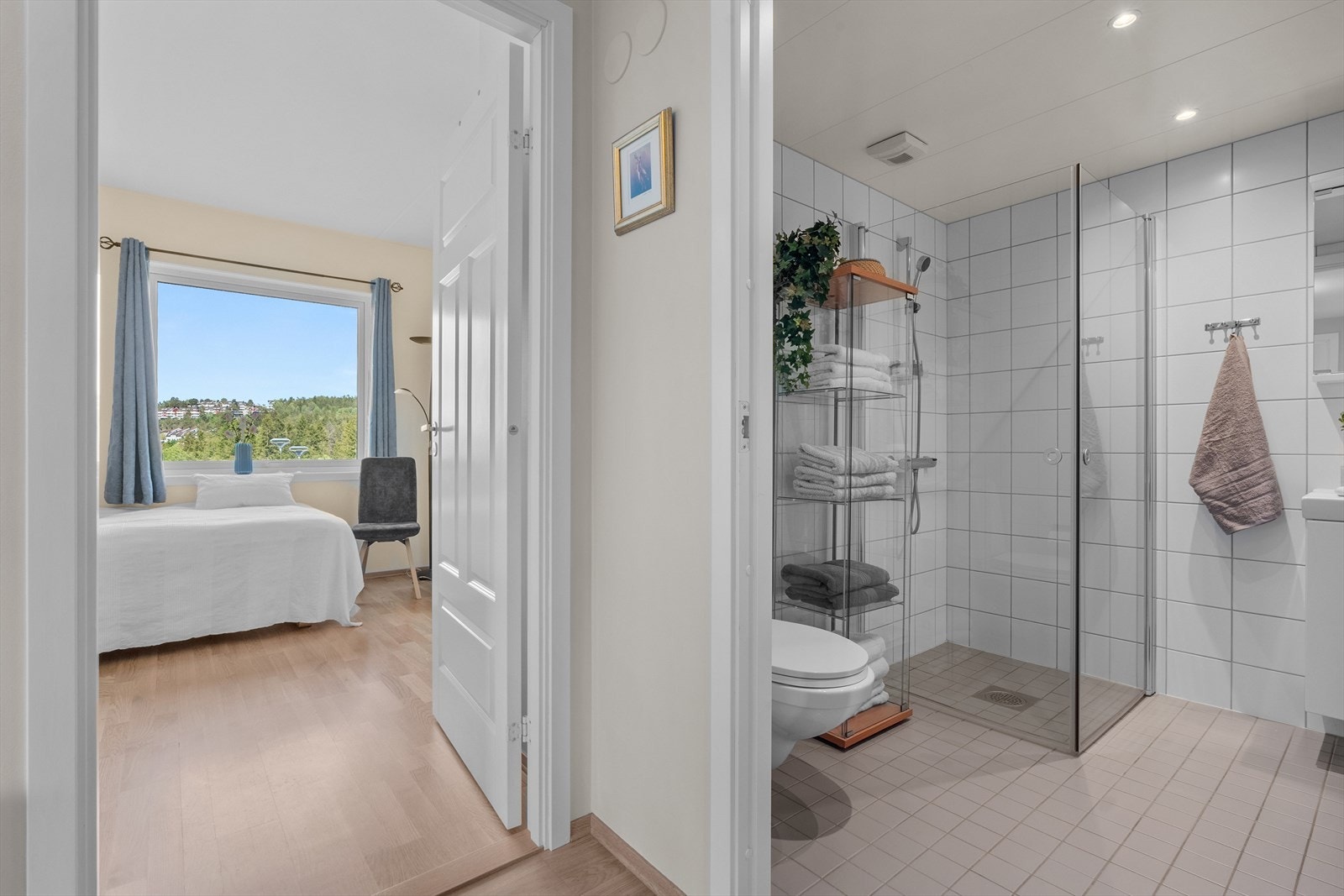 Leiligheten har et stilige, moderne bad, med inngang fra gangen ved soverommene. Galleribilde