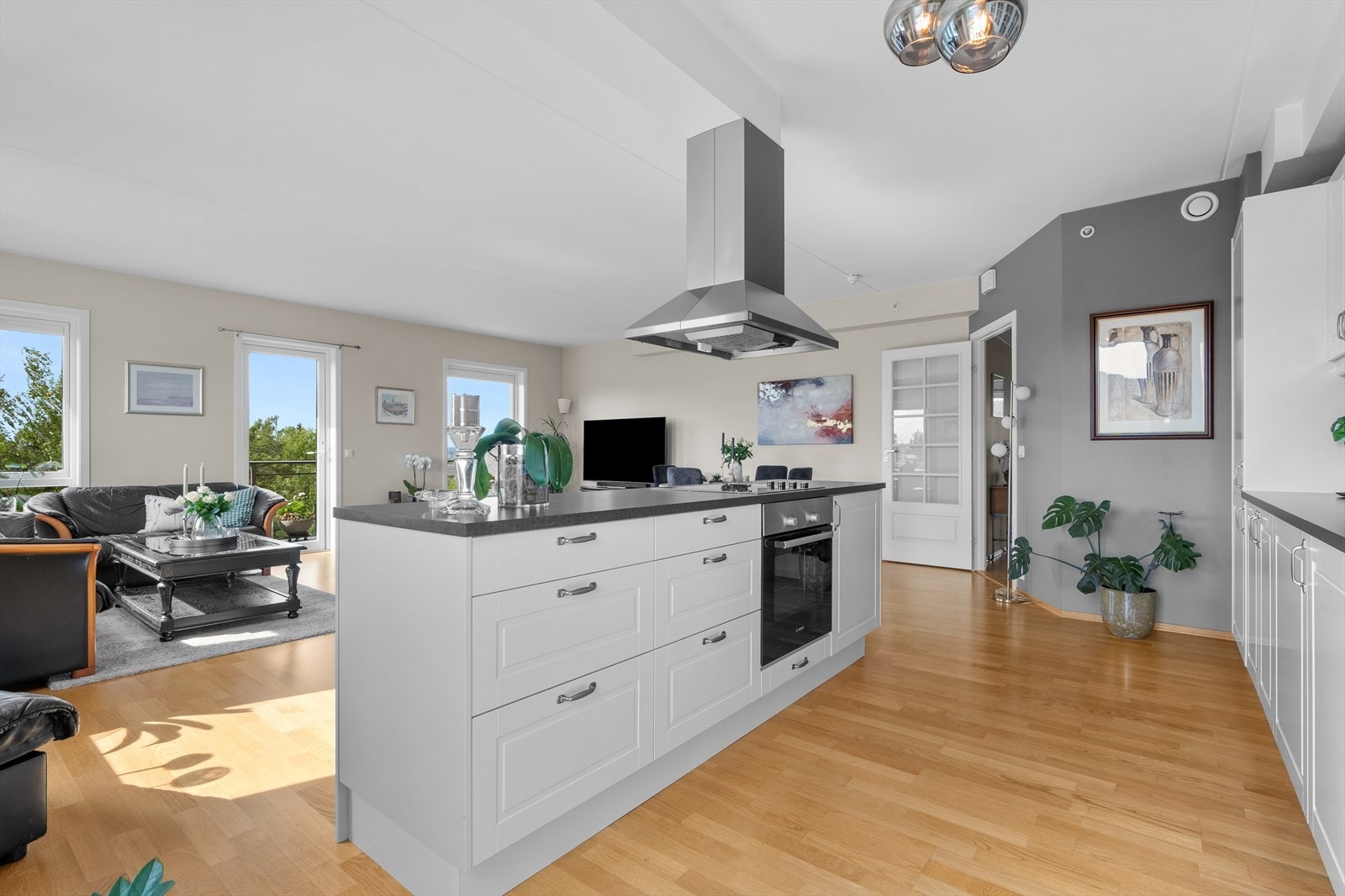 Kjøkkenet er både praktisk og stilfullt, og har en romslig barløsning som åpner mot stuen. Galleribilde