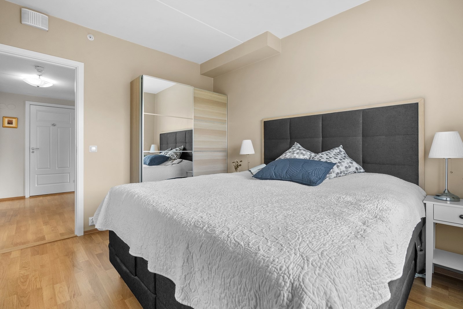 Dette rommet har skyvedørsgarderobe, rommet benyttes i dag som hovedsoverom. Galleribilde