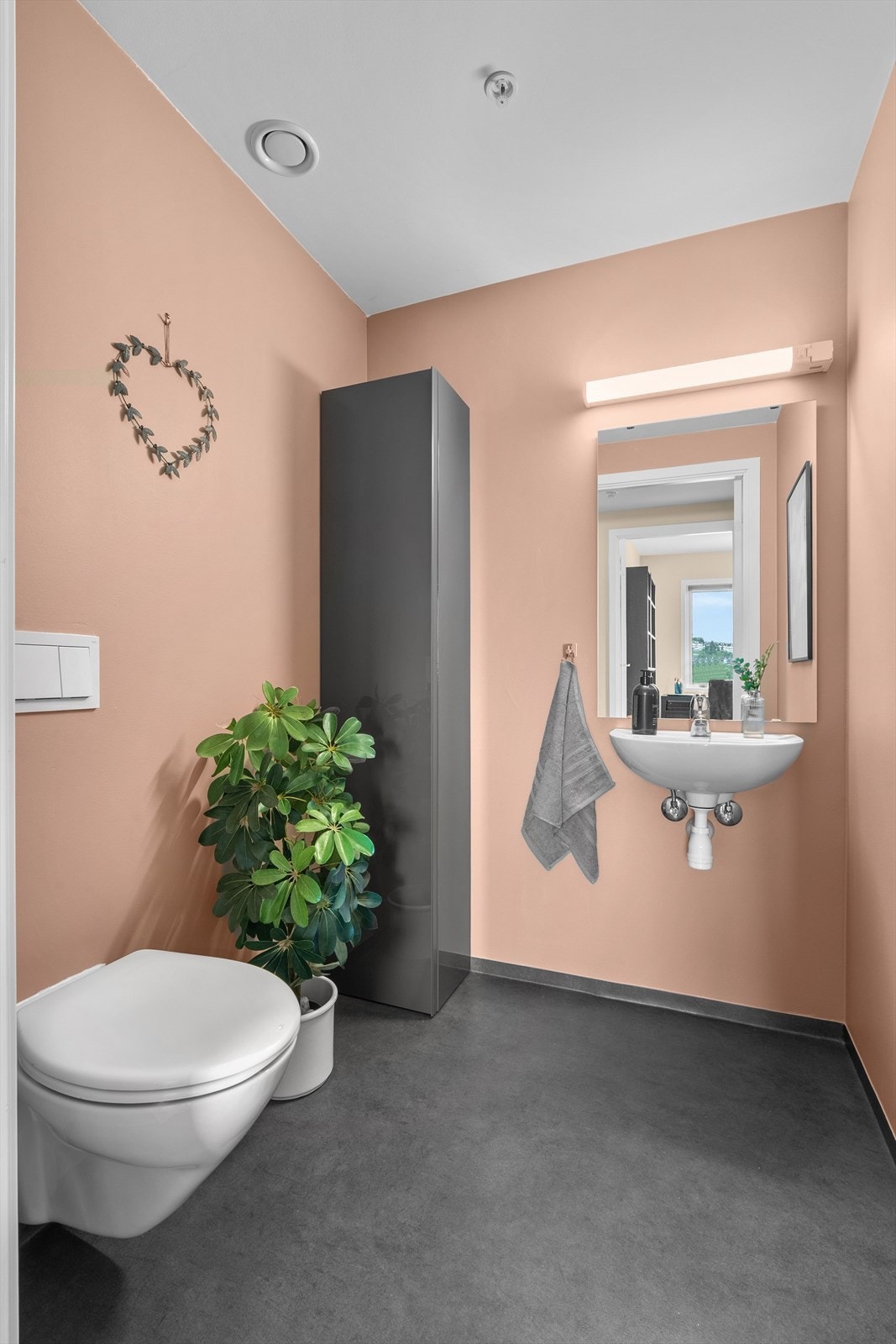 Rommet har servant, vegghengt klosett og garderobeskap. Galleribilde