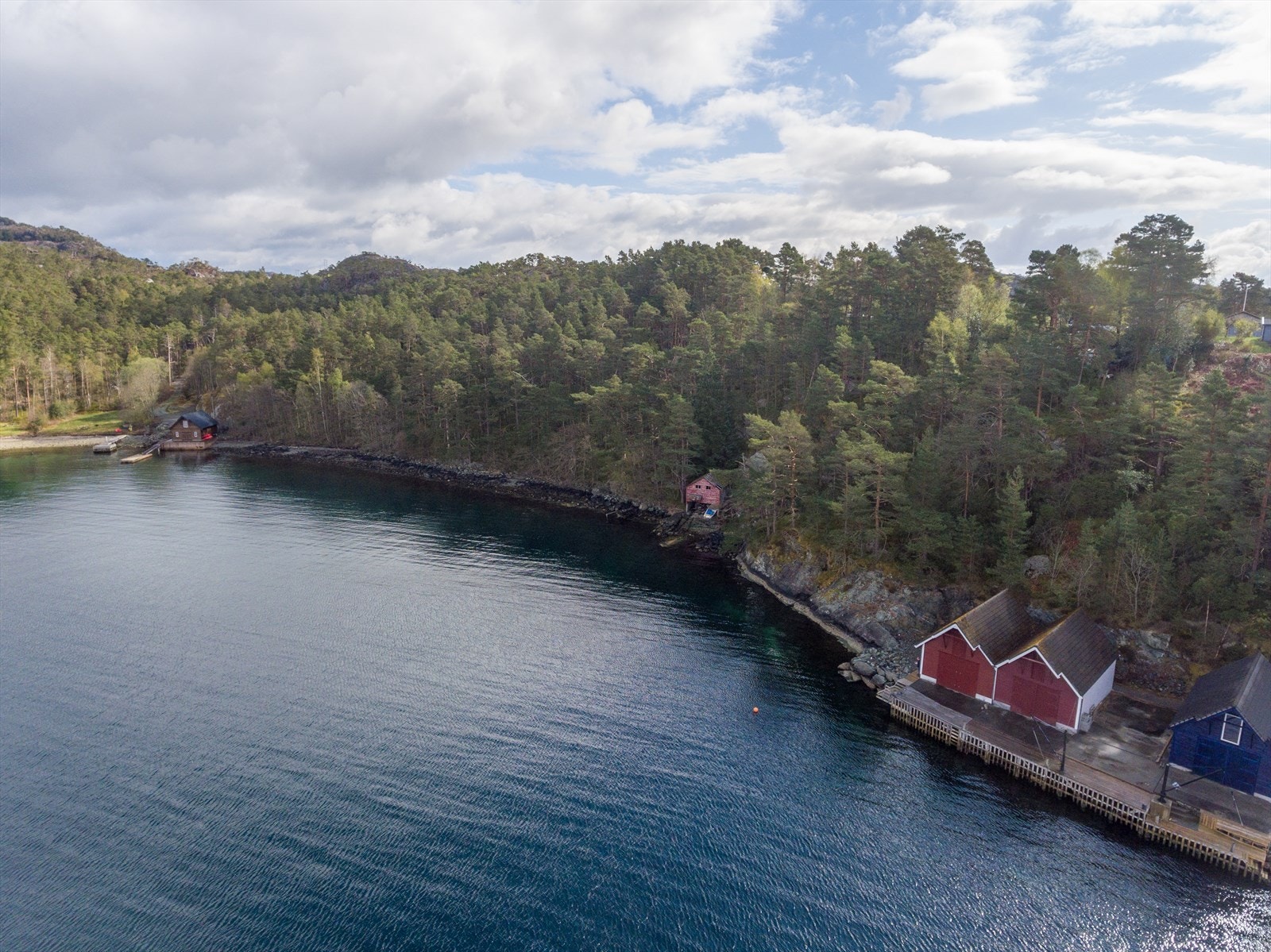 Dette naustet har en sjelden og ettertraktet beliggenhet helt nede ved vannkanten på vakre Huglo - en perle i Sunnhordland Galleribilde