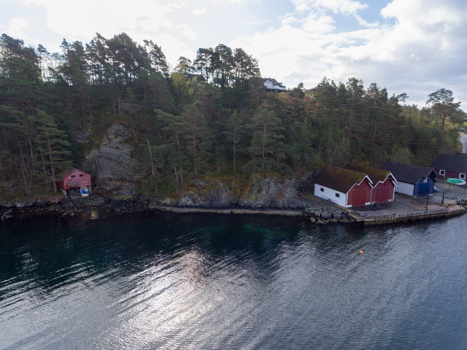 Det er kommunal vei ned til naustområdet på høyre side. Galleribilde