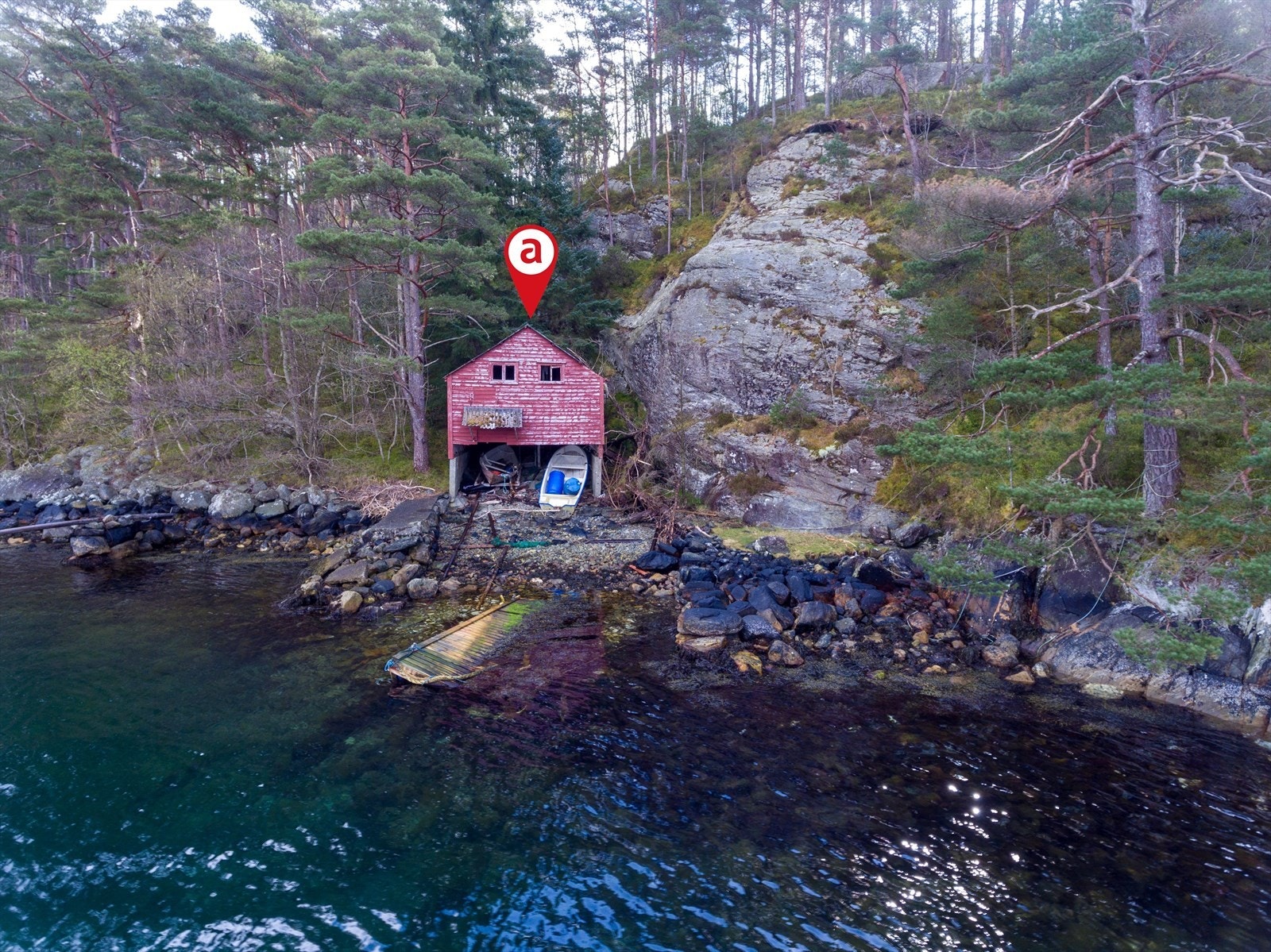 Velkommen til Røssbøvika og dette naustet - Presentert av Elise Linningsvoll i Aktiv Eiendomsmegling Galleribilde