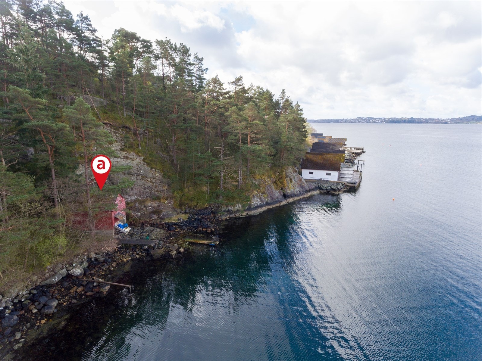 Eiendommen ligger tilbaketrukket i terrenget Galleribilde