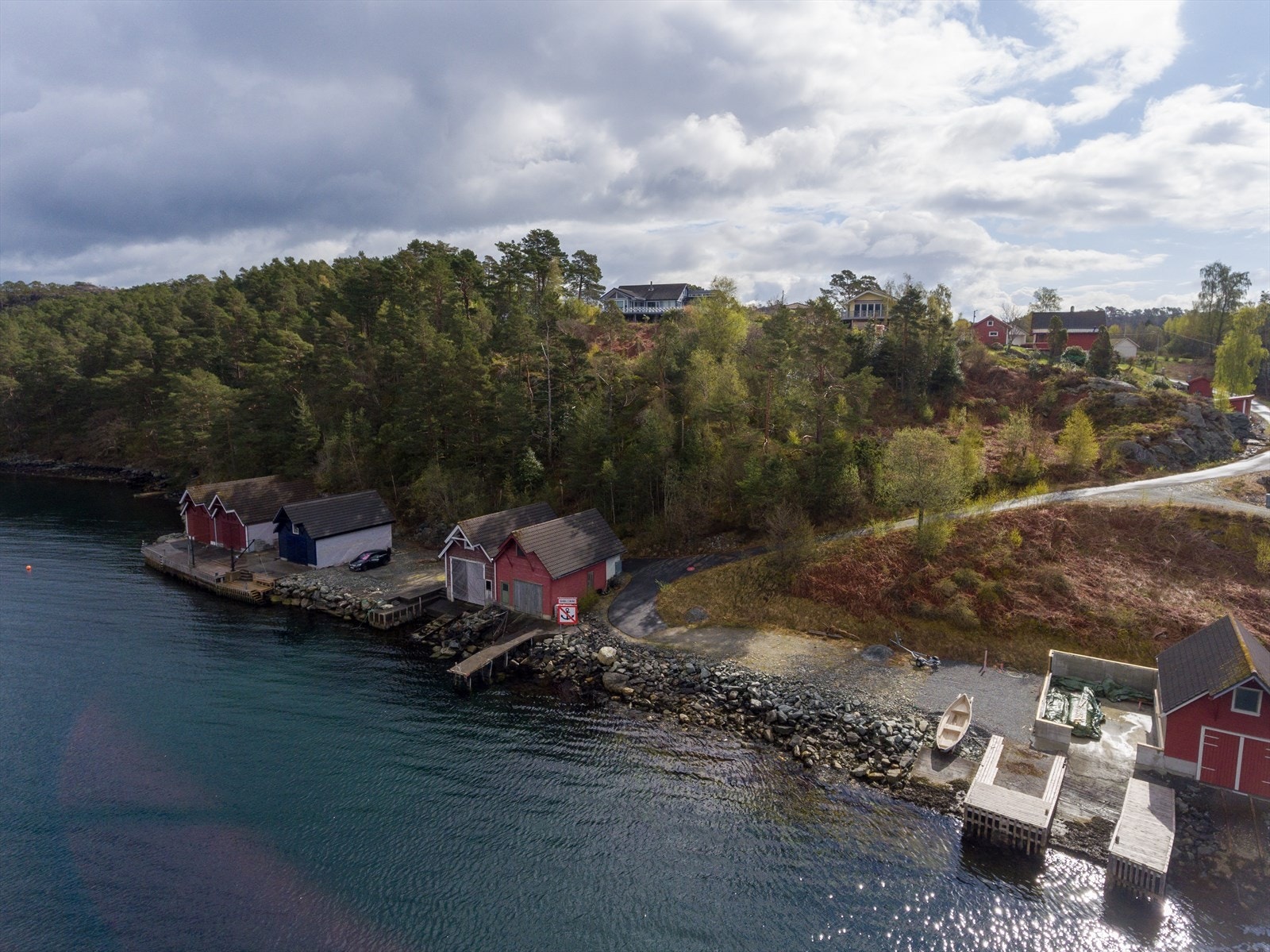 Den asfalterte veien ned er kommunal. Det er ikke parkeringsplass med eiendommen. Galleribilde