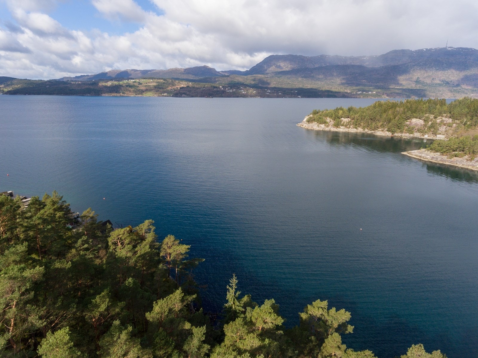 Utsiktsbilde mot Stord. Øya har et godt småsamfunn, med ferjeforbindelse til både Stord og Tysnes, og byr på fine turområder, badeplasser og ekte vestlandsk kystkultur. Galleribilde