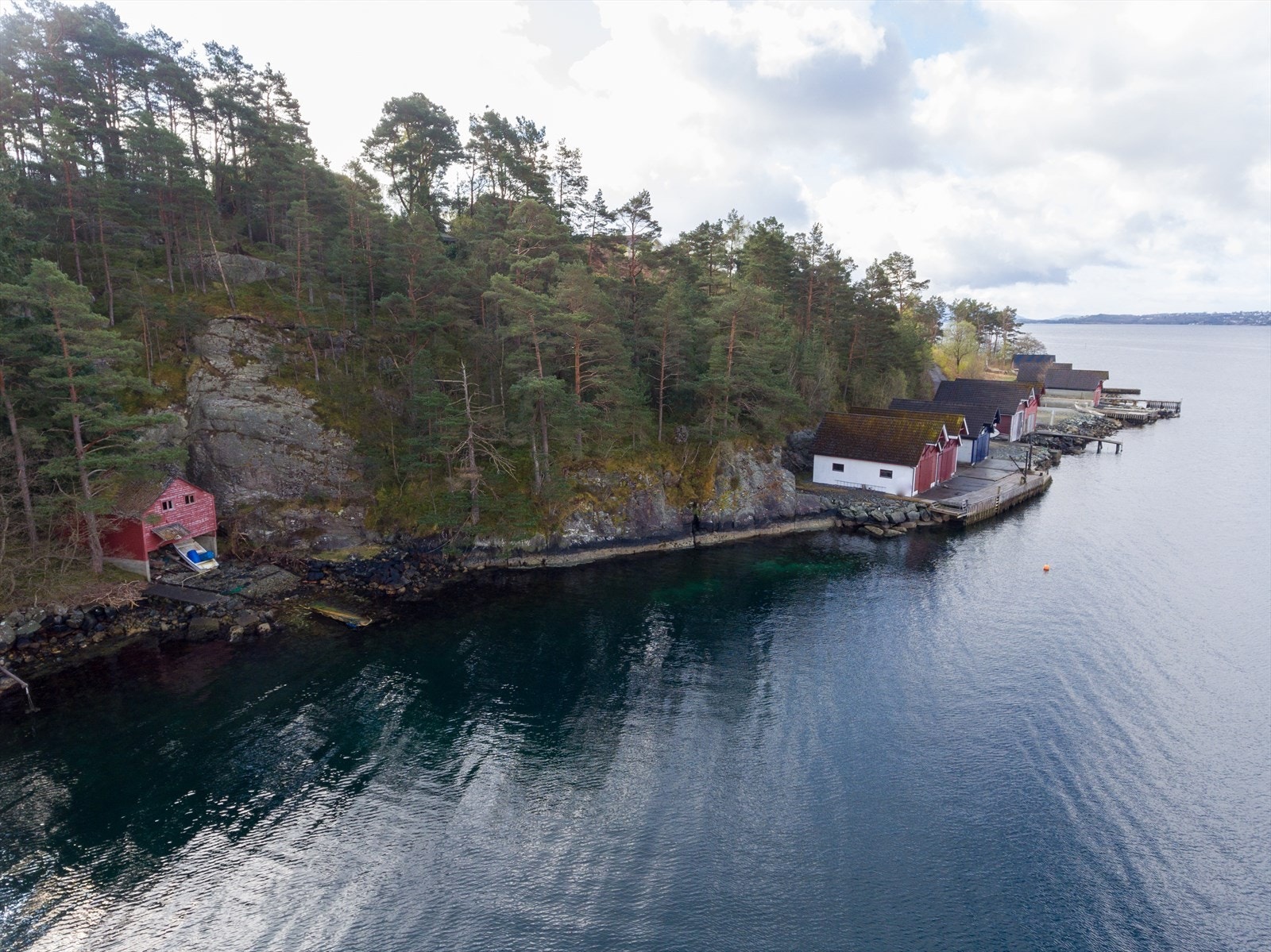 I dag er det tilkomst med sti igjennom skogen. Stord kommune eig tomta med vegen og inntil tomta. Galleribilde