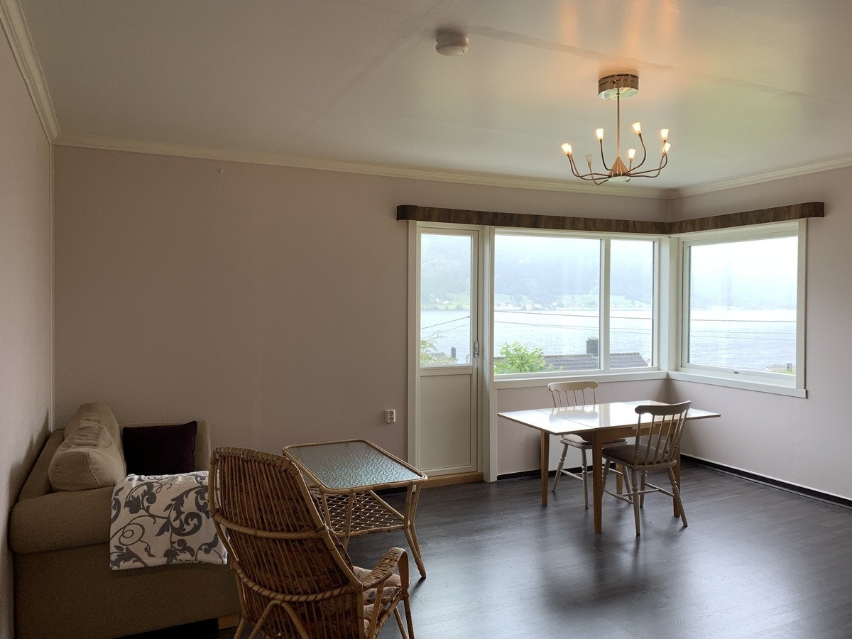 Stue/spisebord. Har flere stoler. Galleribilde