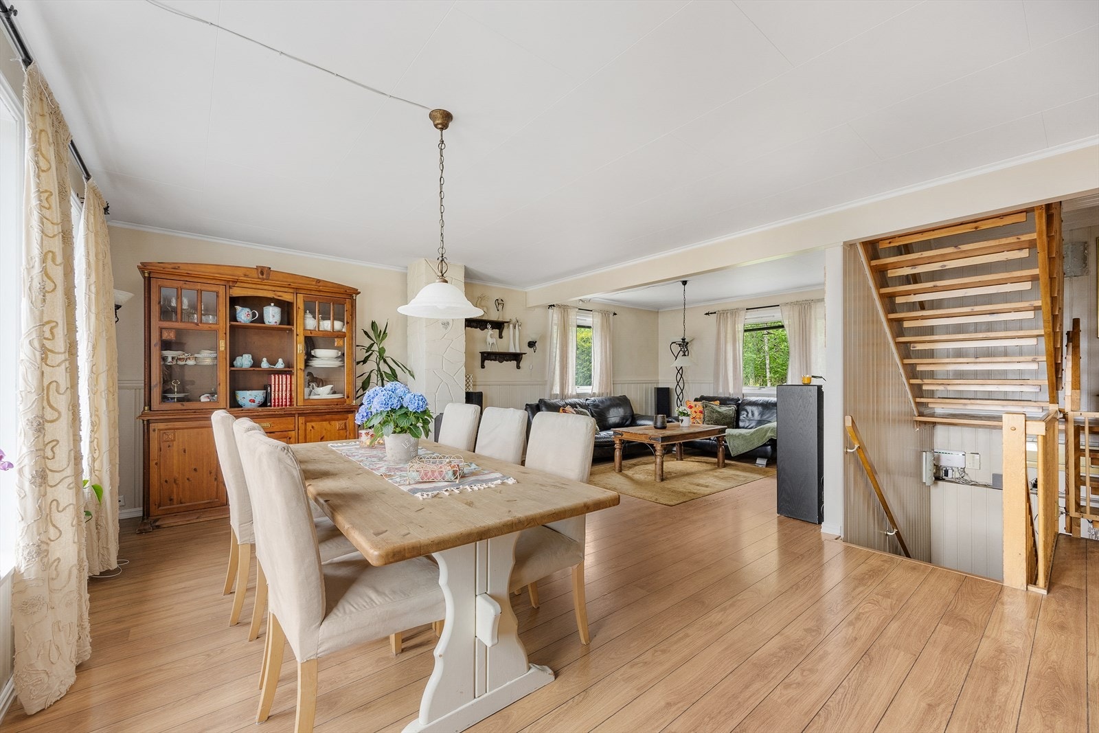 Opp trappen kommer du til boligens stue/spisestue Galleribilde