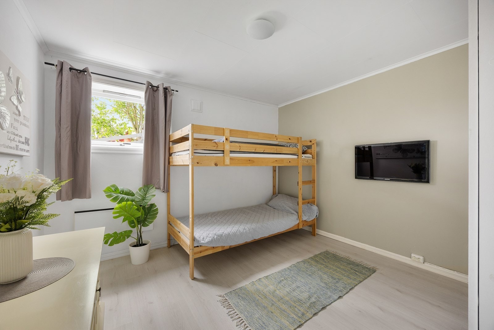 Boligen har et innredet rom som benyttes som soverom i dag. Dette rommet er opprinnelig byggemeldt som en bod, og er dermed ikke godkjent til varig opphold d.d Galleribilde