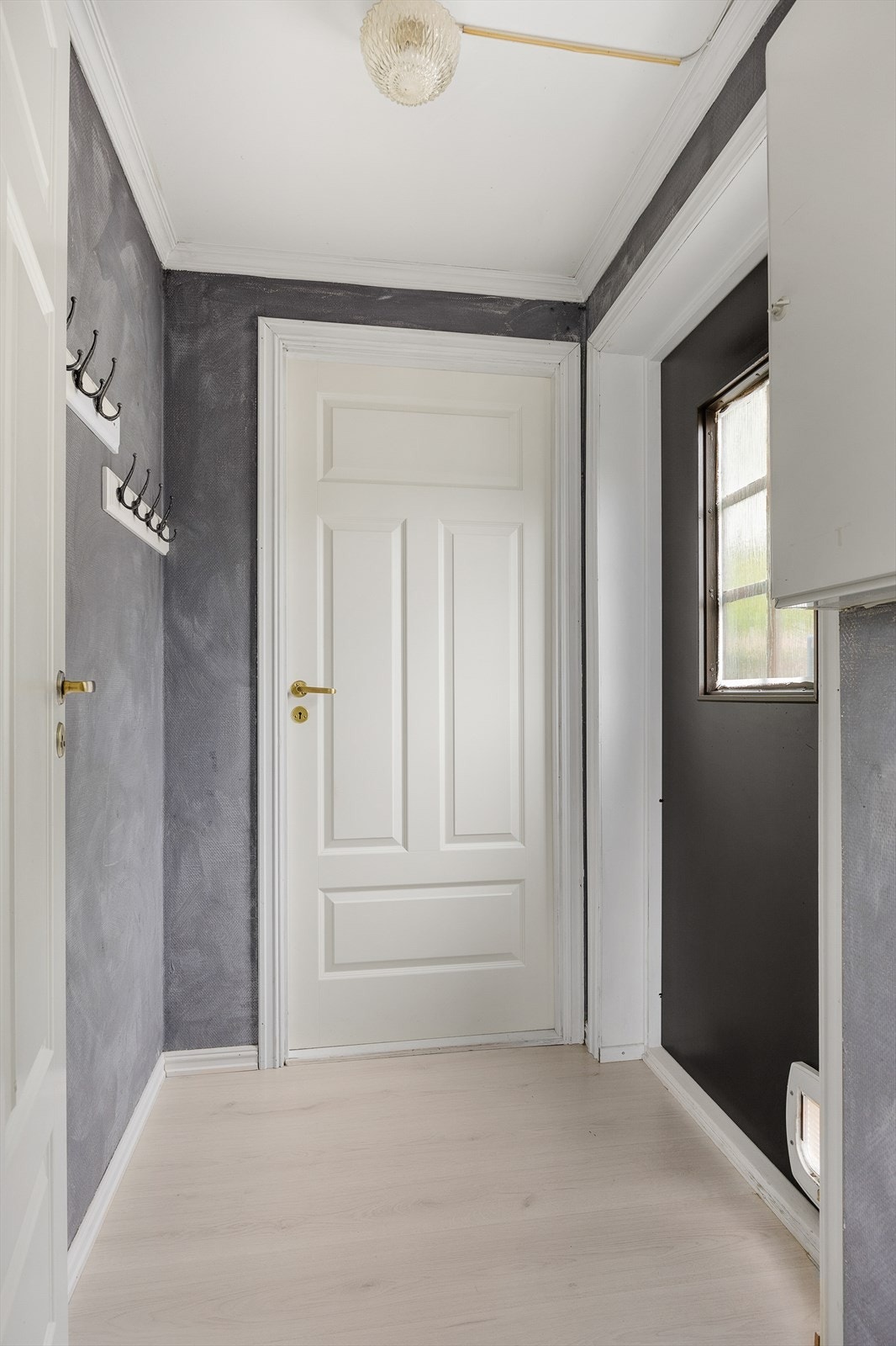 Boligens andre entré har også god plass til oppbevaring av yttertøy, samt god plass i tilhørende bod Galleribilde