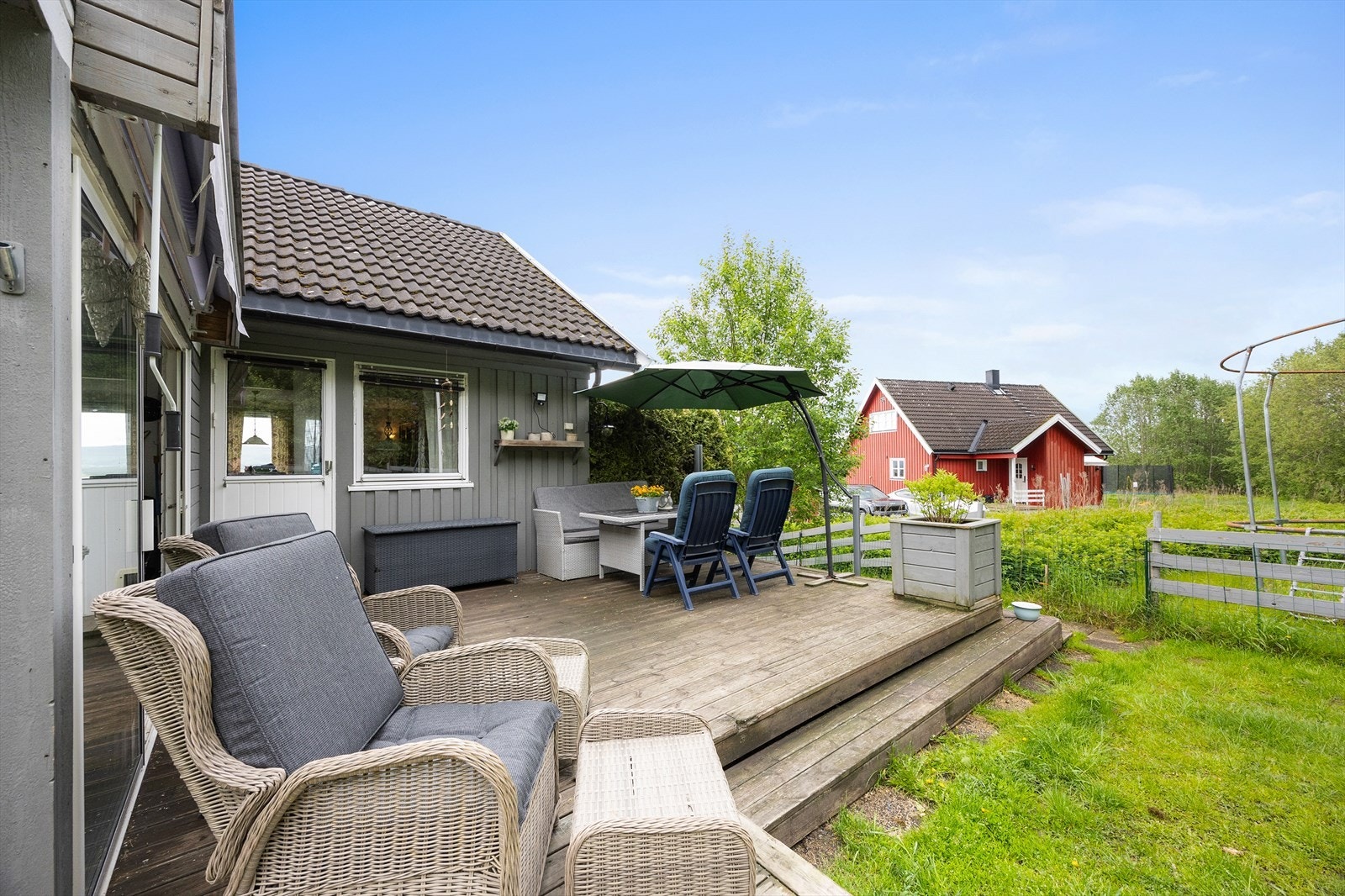 Her er det god plass til trivelige utemøbler i flere soner. Galleribilde