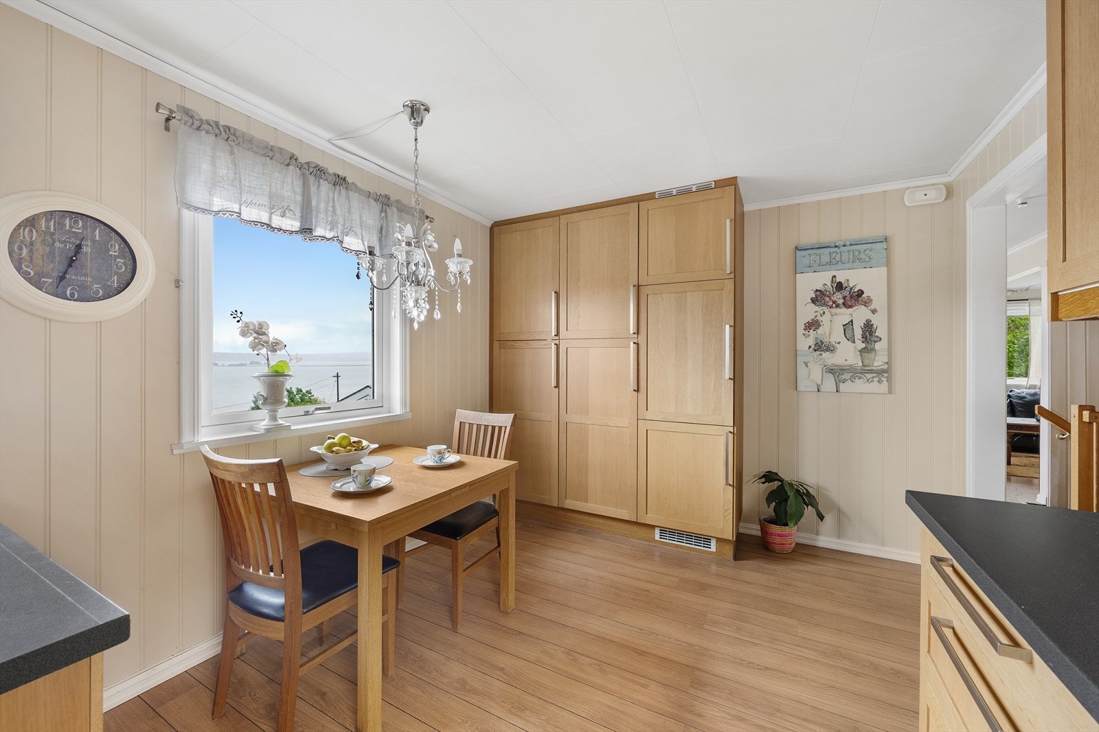 Det er plass til et koselige frokostbord på kjøkkenet Galleribilde