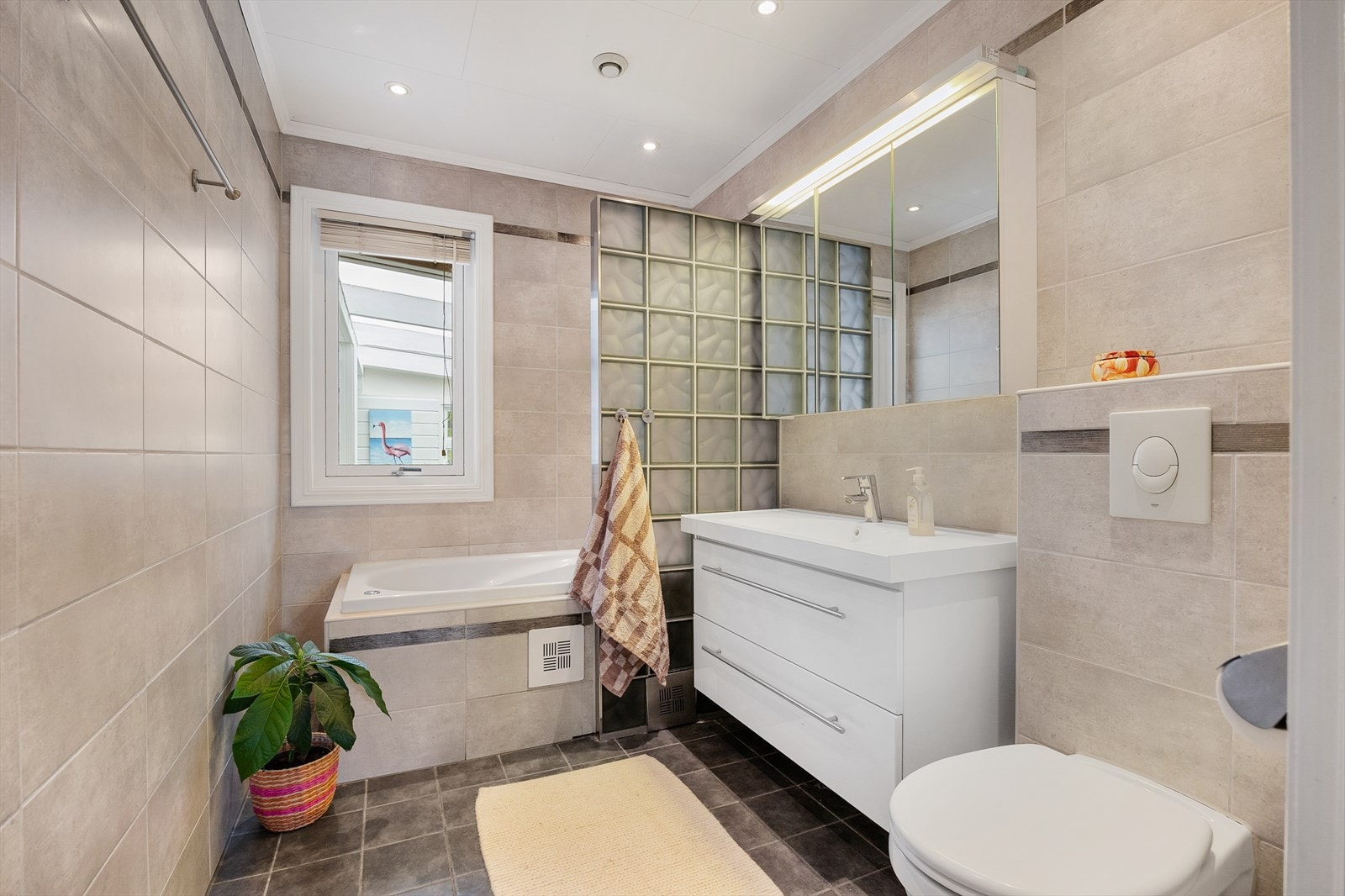 Flislagt bad med gulvvarme og downlights i himling. Galleribilde