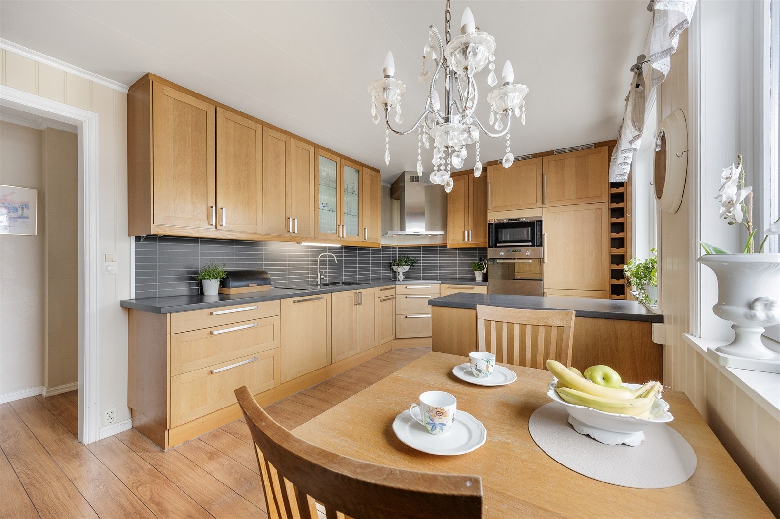 Over kokesone er det en kjøkkenventilator med avtrekk ut. Galleribilde