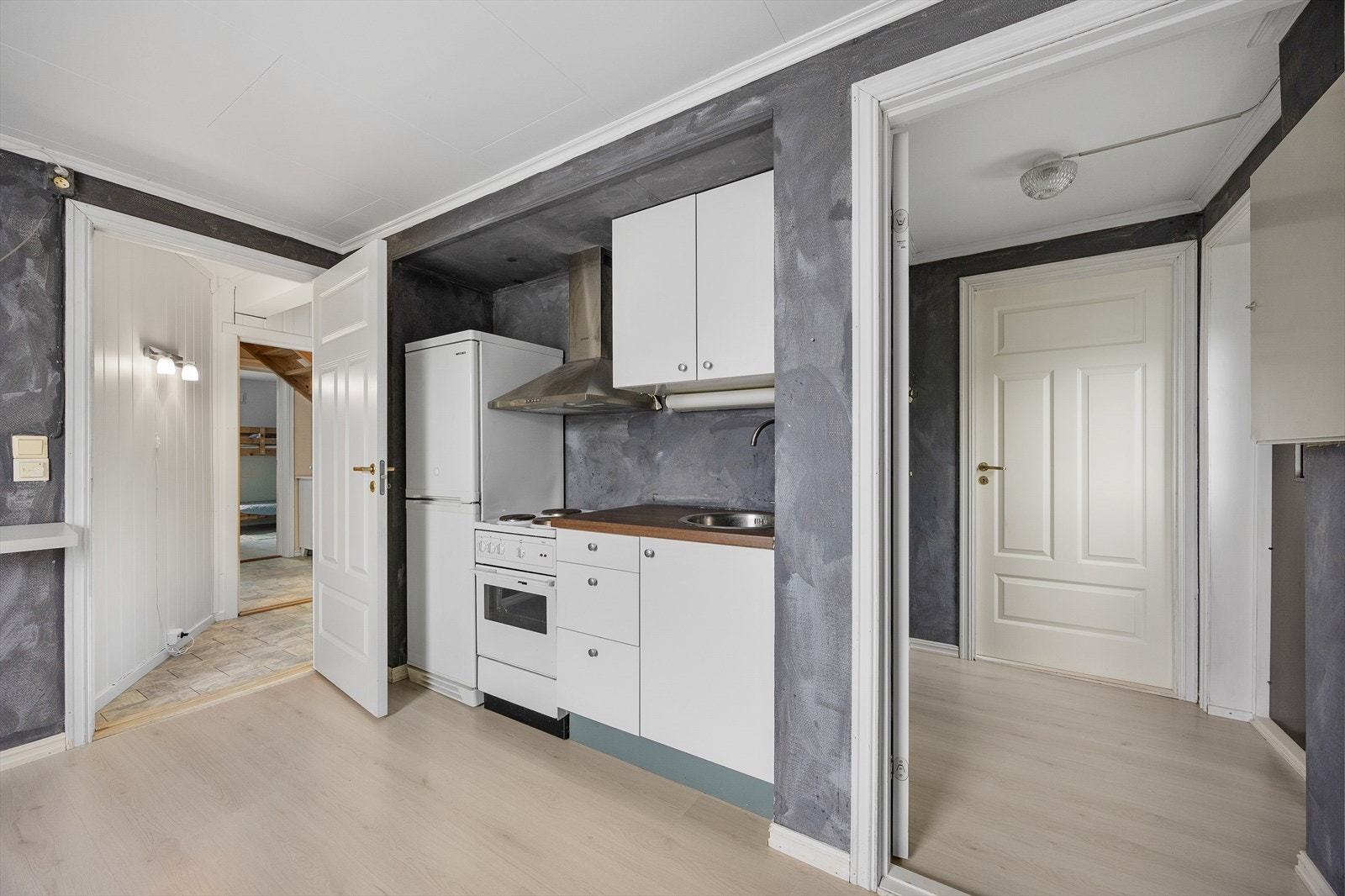 jøkkeninnredning med glatte fronter, laminert benkeplate og nedfelt oppvaskkum med 1-greps blandebatteri. Det er plass til frittstående komfyr og kjøle-/fryseskap. Over kokesone er det kjøkkenventilator med kullfilter. Galleribilde