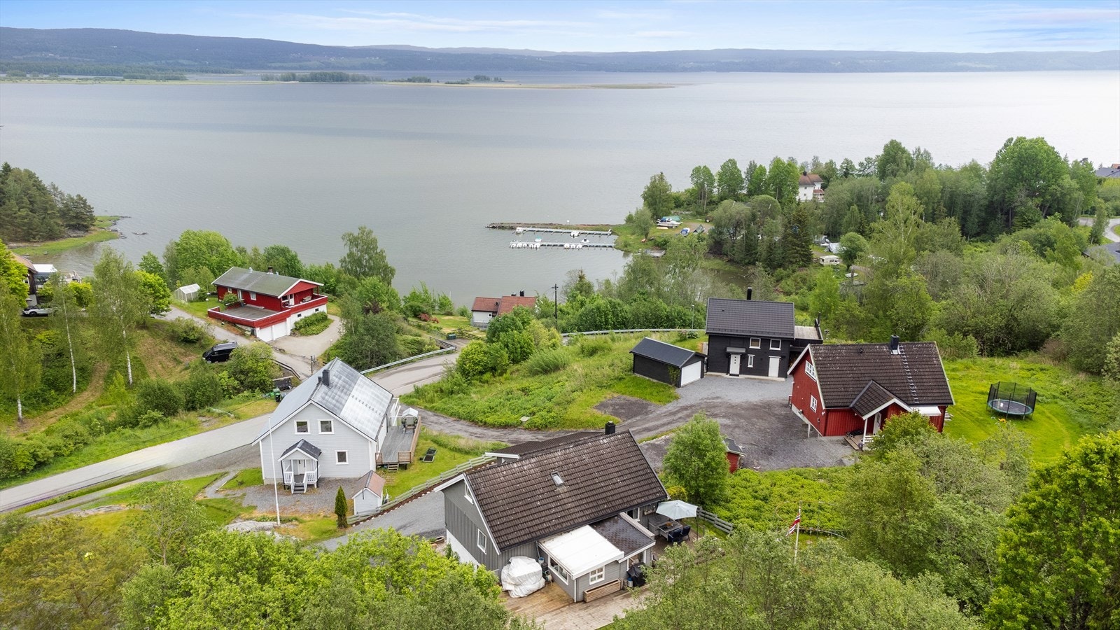 Kort vei fra boligen er det opparbeidet en fin tursti opp til Myrdammen, kåret av RB til romerikes fineste badeplass. Galleribilde