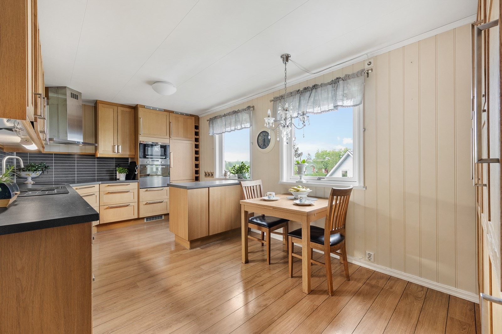 Pent separat kjøkken med mye skap- og benkeplass. Galleribilde