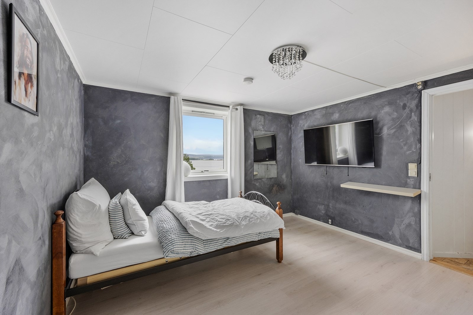 Allrommet er opprinnelig et soverom, og har gulvvarme. Galleribilde