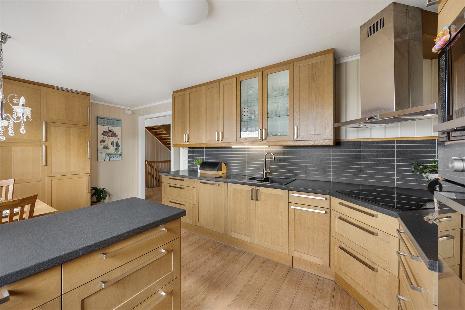 Det er integrerte hvitevarer som nedfelt platetopp, stekeovn, oppvaskmaskin og kombiskap. Galleribilde