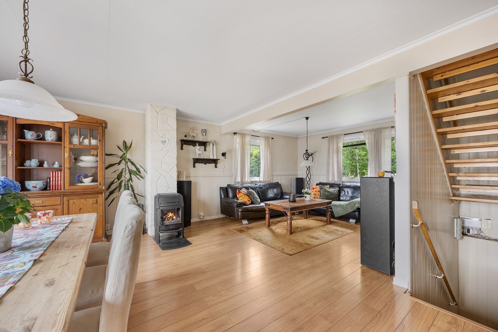 Stuen er enkel å innrede med naturlige soner for sofagruppe, salongbord og mediemøblement på ene siden og spisegruppe og øvrige ønskede møbler på den andre siden. Galleribilde