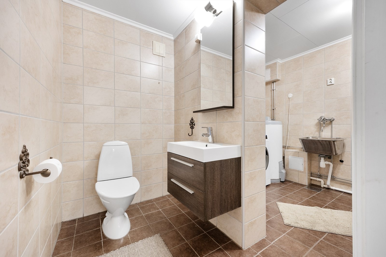 Eldre flislagt bad og vaskerom med gulvvarme Galleribilde