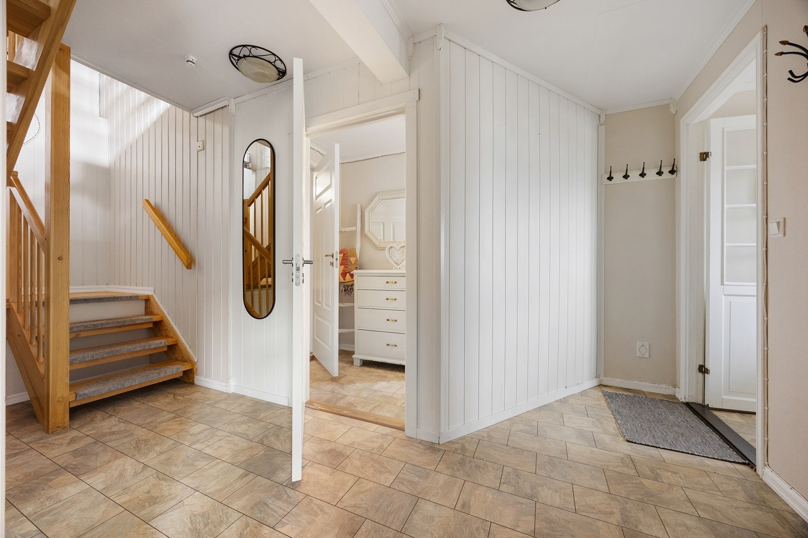 Fra gangen er det også tilgang på bad/vaskerom og videre inn til et allrom Galleribilde