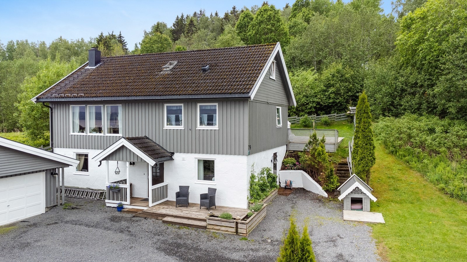 Boligens hovedinngangsparti er trivelig og har en adkomstterrasse på 13 m² Galleribilde