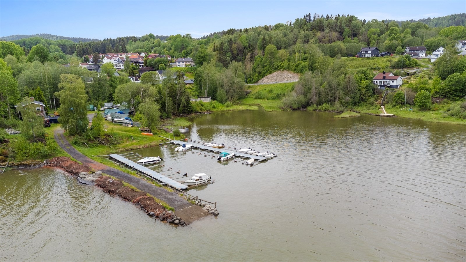 Du kan også gå veien videre opp til vakre Nordbysjøen, eller følge en av mange turstier innover i Rælingsåsen. Galleribilde