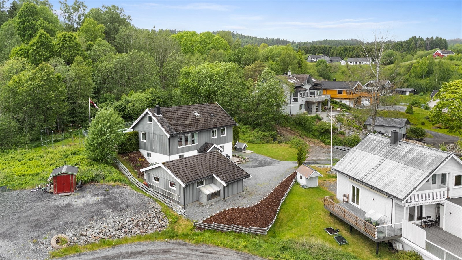 Eiendommen har solrik og fin beliggenhet nært Øyeren Galleribilde